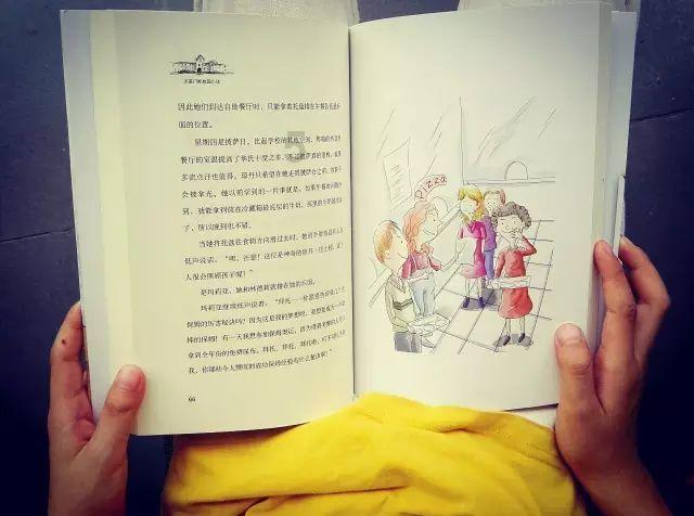 吃早餐的精致女孩