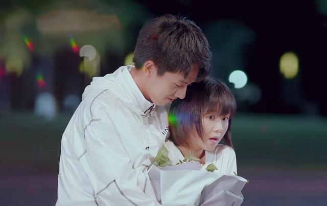程晓玥晒女儿游泳,胖豆抓着爸爸不放手,吴千语猛夸小宝贝可爱