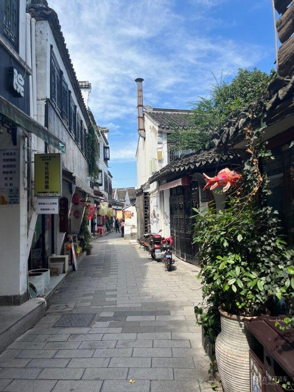 别人看见娃娃没脸都在疑惑，唯独虞书欣不一样，不愧是已出道艺人